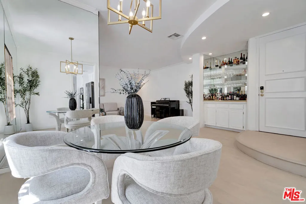 10531 Ashton Avenue 201, Los Angeles, California 90024 home-pic-15